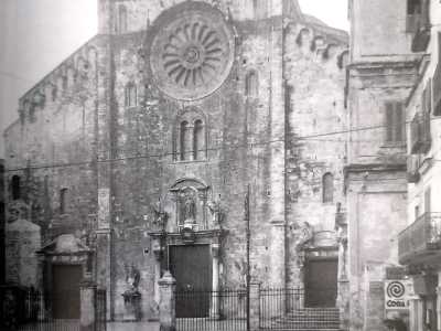 La seconda, del 1934, scattata dopo i lavori di sistemazione della Cattedrale, mostra invece al centro dello spiazzo una fascia di chianche scure...
